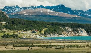 Rodeada por el Lago Khami Fagnano y bosques que se extienden hasta las montañas más australes de la Cordillera de los Andes.