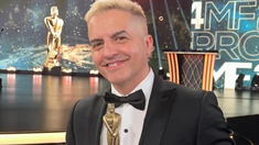 El conductor está preparando un gran evento con muchas figuras del medio. El conductor está preparando un gran evento con muchas figuras del medio.