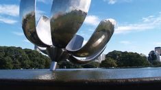 La Floralis Genérica es una escultura metálica situada en la Plaza de las Naciones Unidas e nla Ciudad de Buenos Aires.&nbsp;