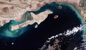 La isla Larak es un punto clave para el control del estrecho de Ormuz.