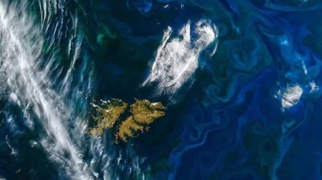 Vista satelital de as islas Malvinas, dentro de la plataforma marítima argentina.&nbsp;
