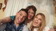 Brian visitó el country de Marian, quien dio lecciones de lenguaje: Somos pegamentos pegados Brian visitó el country de Marian, quien dio lecciones de lenguaje: Somos pegamentos pegados