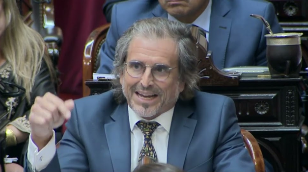 Alberto Benegas Lynch utilizó una llamativa analogía con pirañas para hablar de la política.