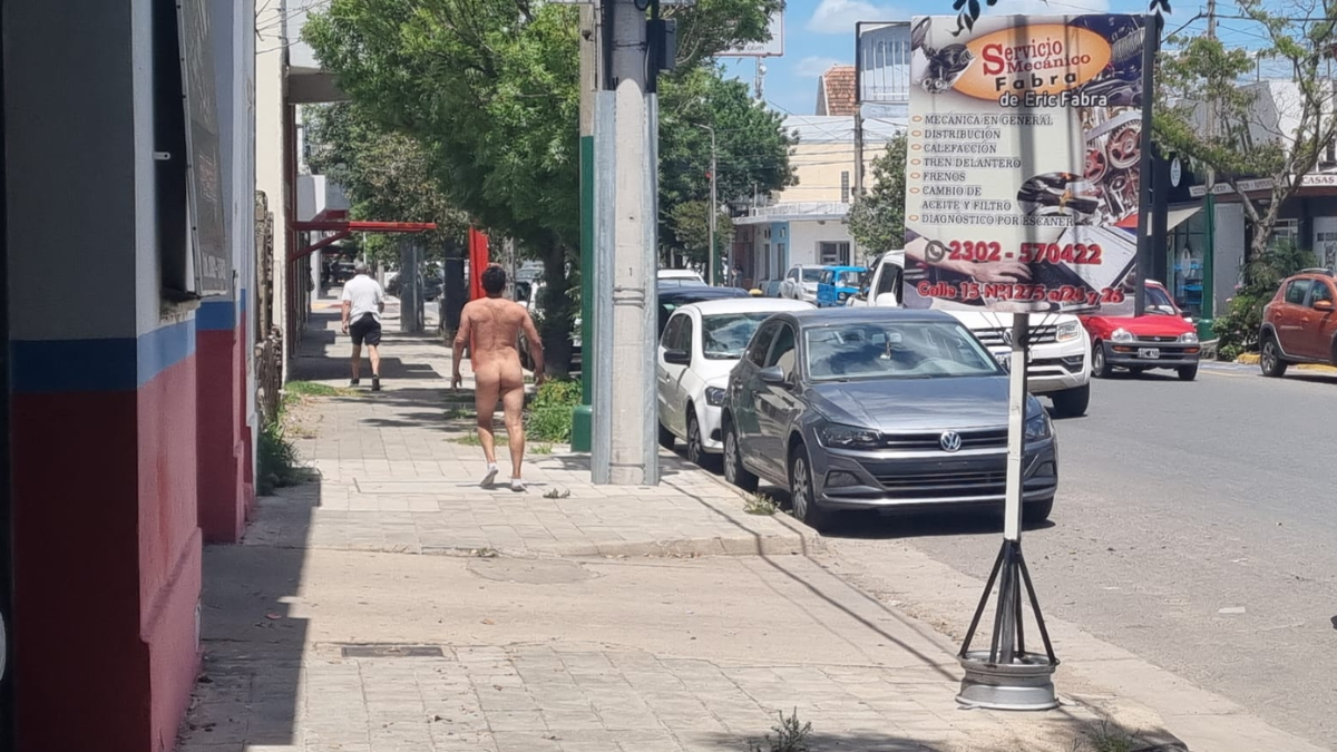 La Pampa: detuvieron a un hombre por caminar desnudo por la calle y agredir  a una motociclista