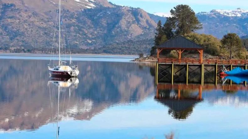 Este destino se encuentra en medio de la cordillera de los Andes, a las orillas del lago Aluminé, destacándose como un refugio de impresionante belleza natural.  