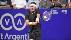 El oriundo de Tandil impacta la pelota con el revés a dos manos. El oriundo de Tandil impacta la pelota con el revés a dos manos.