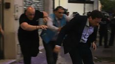 Moretti se fue corriendo de la sede y se metió en un patrullero. Moretti se fue corriendo de la sede y se metió en un patrullero.