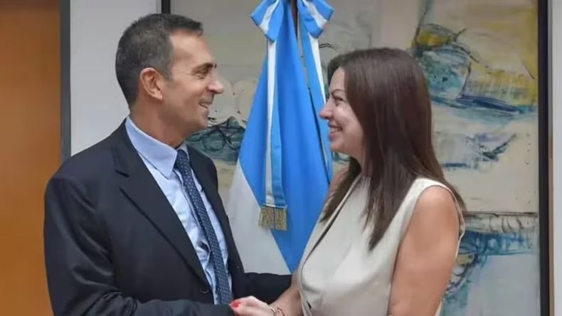 Mart&iacute;n Huidobro junto a la ministra de Capital Humano, Sandra Pettovello.&nbsp;