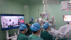 La intervención consistió en una cirugía urológica, realizada con el paciente ubicado en Kashgar, mientras que el cirujano operaba desde su centro en Guangzhou. En redes sociales, el video de la cirujía se volvió viral. La intervención consistió en una cirugía urológica, realizada con el paciente ubicado en Kashgar, mientras que el cirujano operaba desde su centro en Guangzhou. En redes sociales, el video de la cirujía se volvió viral.