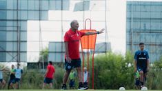 Russo busca futbolistas internacionales. Russo busca futbolistas internacionales.