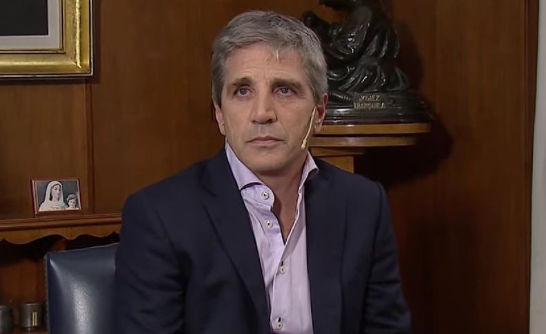 Luis Caputo insistió en que las medidas fueron bien recibidas y pronosticó meses de fuerte inflación