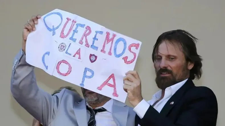 Viggo Mortensen y su cartel durante el Festival de Cannes en 2014. 