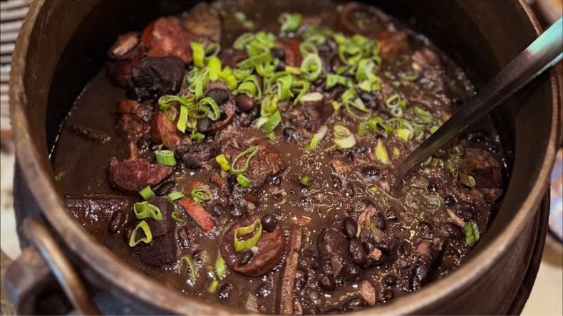 La feijoada es considerado uno de los platos más representativos de la comida brasileña. 