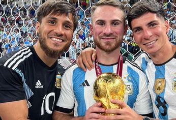 Kevin, Alexis y Francis Mac Allister con la Copa del Mundo en Catar 2022.&nbsp;
