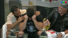 Conejo fue consolado por sus copañeros tras la eliminación de Coti en la casa de Gran Hermano Conejo fue consolado por sus copañeros tras la eliminación de Coti en la casa de Gran Hermano