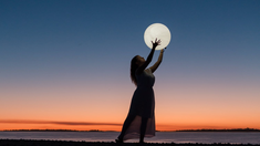 La luna, con su ciclo movedizo y sus fases cambiantes, fue un elemento central en los ritos y prácticas espirituales y milenarias de diferentes culturas a lo largo de la historia.