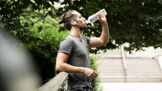 La botella de agua no puede faltar en el equipo de cualquier deportista. La botella de agua no puede faltar en el equipo de cualquier deportista.