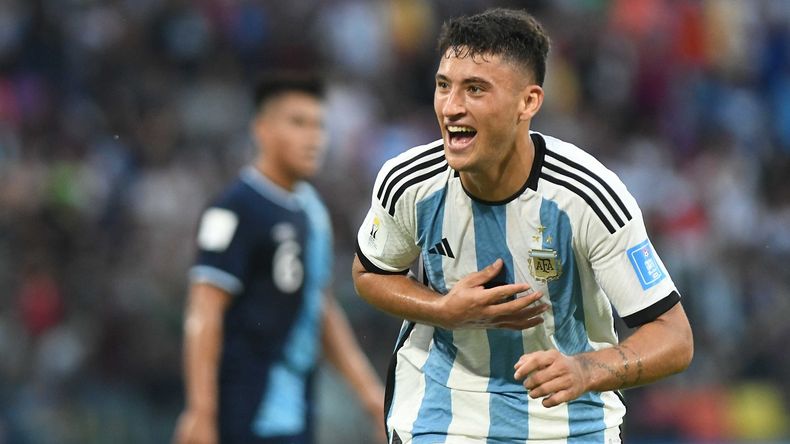 Véliz convirtió el primer gol de la Selección.