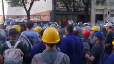 tension: cooperativas de aysa reclamaron pagos adeudados y fueron reprimidos por la policia tension: cooperativas de aysa reclamaron pagos adeudados y fueron reprimidos por la policia