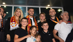 Wanda e Icardi con fanáticos que los recibieron en el aeropuerto. Wanda e Icardi con fanáticos que los recibieron en el aeropuerto.