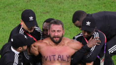 El argentino tuvo que ser retenido y expulsado por la seguridad del Estadio Lusail. El argentino tuvo que ser retenido y expulsado por la seguridad del Estadio Lusail.