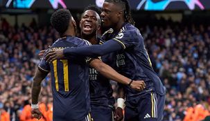 Rodrygo, Vinicius y Camavinga festejan en Inglaterra.