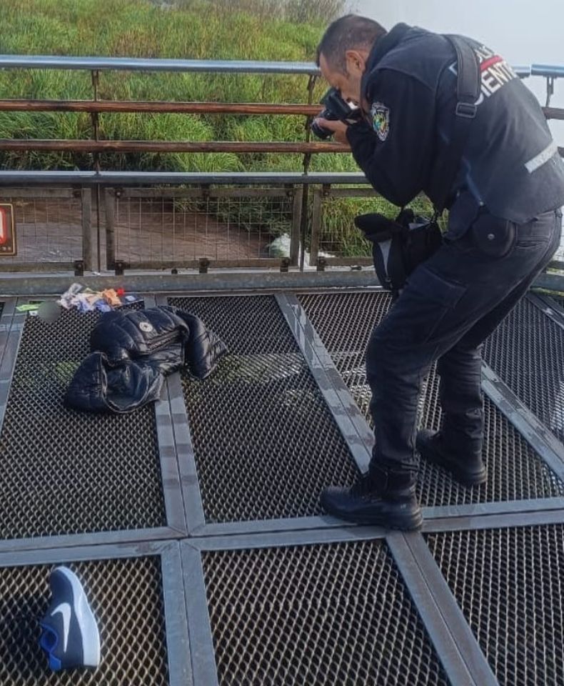 La Policía local encontró documentos, zapatillas y pertenencias del turista