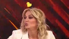 Yanina Latorre se sumó a la moda de los patos Kawaii en la TV. Yanina Latorre se sumó a la moda de los patos Kawaii en la TV.