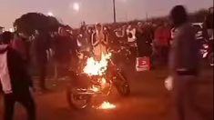 Parte de una caravana incendió una moto como modo de despedida a El Noba.