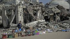 Un vendedor en ciudad de Gaza, de donde huyeron cientos de palestinos. Un vendedor en ciudad de Gaza, de donde huyeron cientos de palestinos.