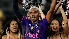 El lateral izquierdo, de 22 años, festejó con las FogoCheers. El lateral izquierdo, de 22 años, festejó con las FogoCheers.