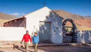 En Salta hay un pueblito detenido en el tiempo que tiene volcanes y una caverna.