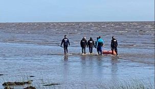 El cadáver fue encontrado aproximadamente a 50 metros de la orilla. El cadáver fue encontrado aproximadamente a 50 metros de la orilla.