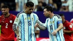 La indicación de Messi a Paredes.