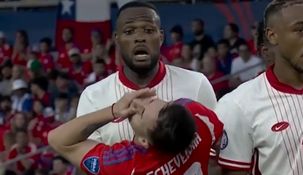 Rodrigo Echeverría recibió un codazo pero el VAR no revisó la jugada. Rodrigo Echeverría recibió un codazo pero el VAR no revisó la jugada.