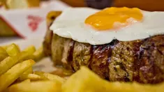 El bife de chorizo es una de las especialidades de este bodegón. El bife de chorizo es una de las especialidades de este bodegón.