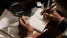 Cadáveres:cuatro detectives de diferentes épocas unen fuerzas para resolverun misterioso caso de asesinato en esta serie taquillera. Cadáveres:cuatro detectives de diferentes épocas unen fuerzas para resolverun misterioso caso de asesinato en esta serie taquillera.