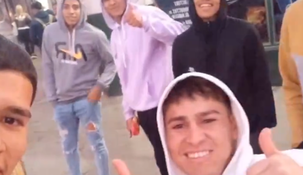 Unos jóvenes encontraron el celular que perdió y se lo devolvieron con un video viral.