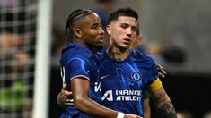 El abrazo de Enzo con Christopher Nkunku, uno de los franceses que estuvo en pie de guerra con los argentinos. El abrazo de Enzo con Christopher Nkunku, uno de los franceses que estuvo en pie de guerra con los argentinos.