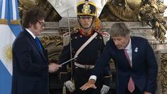 El Presidente y el funcionario estuvieron reunidos en la Quinta de Olivos. El Presidente y el funcionario estuvieron reunidos en la Quinta de Olivos.