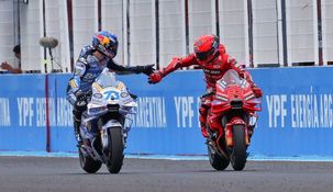 Los hermanos Márquez se saludan en el último GP de MotoGP en Termas de Río Hondo, en 2025.