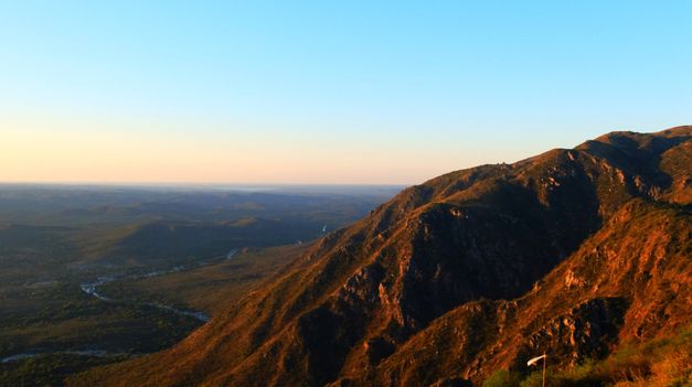 Vuelos seguros y vistas amplias en el corazón serrano de Córdoba.