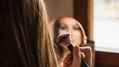 Entre tonos tierra, acabados glow y trazos difuminados, el maquillaje 2025 fusiona funcionalidad y arte. Entre tonos tierra, acabados glow y trazos difuminados, el maquillaje 2025 fusiona funcionalidad y arte.