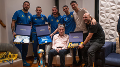 Se acercaron al histórico entrenador en la previa del partido ante Independiente del Valle por la Copa Libertadores.