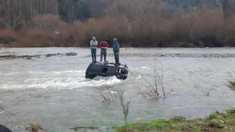 Los Bomberos Voluntarios y vecinos de la zona auxiliaron a los hombres que iban a bordo del rodado inundado. Los Bomberos Voluntarios y vecinos de la zona auxiliaron a los hombres que iban a bordo del rodado inundado.