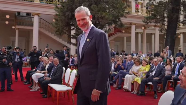 Javier Milei y el Rey Felipe VI cruzaron miradas al llegar al Palacio Nacional de El Salvador.&nbsp;