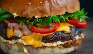 Una mujer australiana no pudo creer lo que se encontró en su hamburguesa.