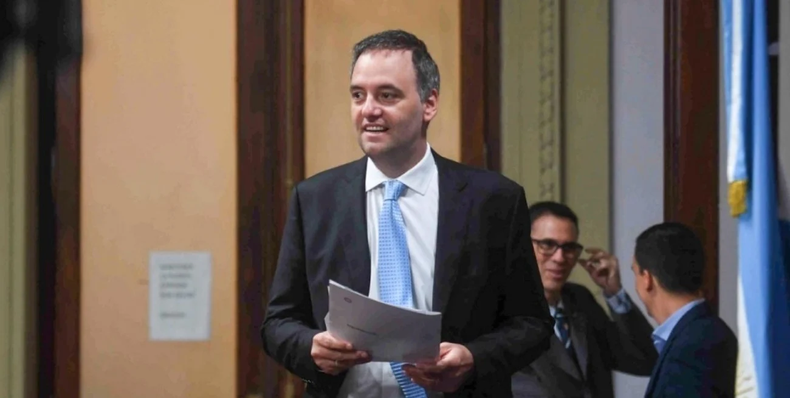 El patrimonio y los viajes de Manuel Adorni están en la mira de la Justicia.