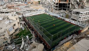 Una cancha de fútbol en medio de las ruinas. Una cancha de fútbol en medio de las ruinas.