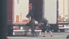 La policía investiga al italiano que bajó a las migrantes a latigazos cerca de la frontera con Francia. La policía investiga al italiano que bajó a las migrantes a latigazos cerca de la frontera con Francia.